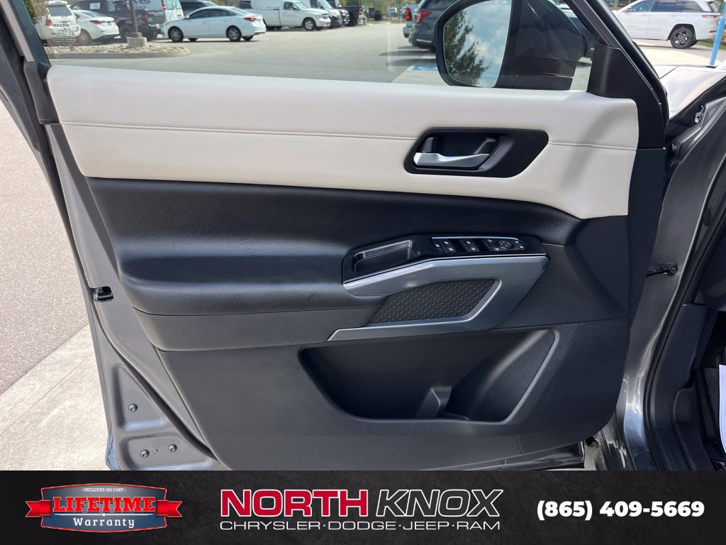 Used 2022 Nissan Pathfinder SL w/ SL Black Package AWD/4WD image 4