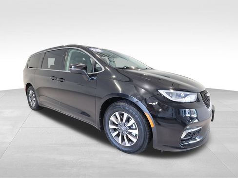 Used 2023 Chrysler Pacifica Touring-L FWD image 6