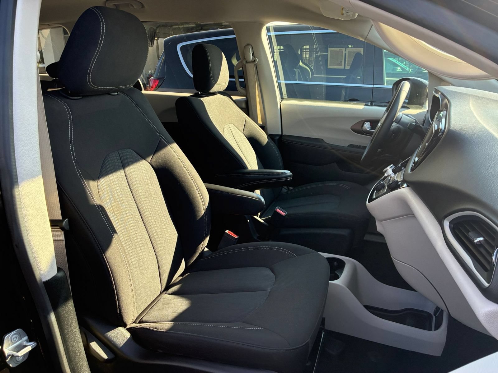 Used 2024 Chrysler Voyager LX FWD image 38