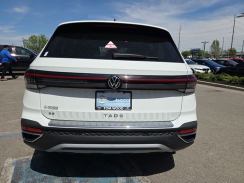 New 2026 Volkswagen Taos SE FWD image 5