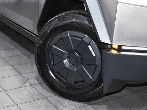 Used 2025 Tesla Cybertruck AWD Crew Cab image 78