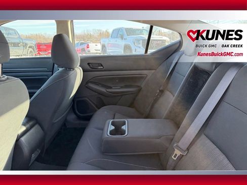 Used 2024 Nissan Altima 2.5 SV FWD image 8