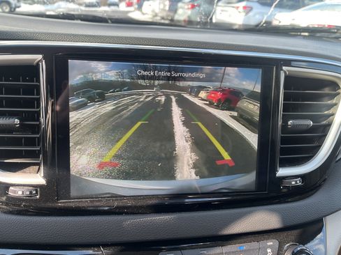 Used 2024 Chrysler Pacifica Touring-L image 27