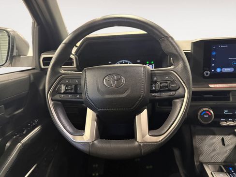 Used 2025 Toyota 4Runner SR5 AWD/4WD image 13