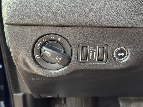 Used 2015 Dodge Charger SXT RWD image 16