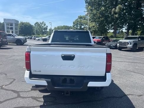 Used 2025 Toyota Tacoma SR5 AWD/4WD image 5