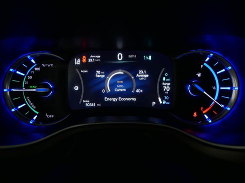 Used 2024 Chrysler Pacifica Premium image 21