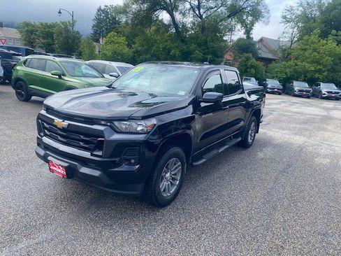 Used 2023 Chevrolet Colorado LT w/ LT Convenience Package II AWD/4WD image 3