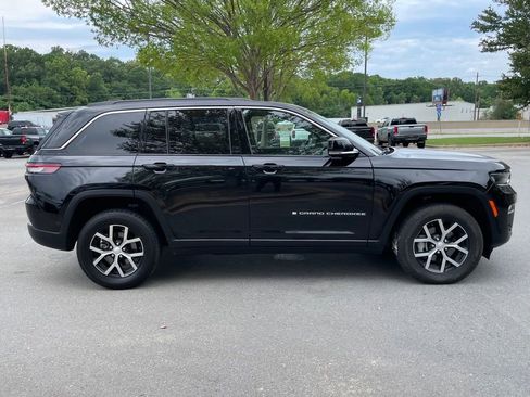 Used 2024 Jeep Grand Cherokee Limited AWD/4WD image 9