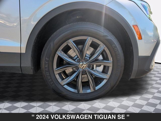 Used 2024 Volkswagen Tiguan SE AWD/4WD image 10