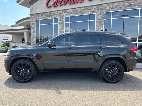 Used 2017 Jeep Grand Cherokee Altitude image 2