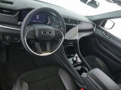 Used 2025 Jeep Grand Cherokee Altitude image 17