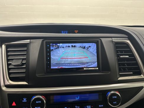 Used 2018 Toyota Highlander XLE image 25