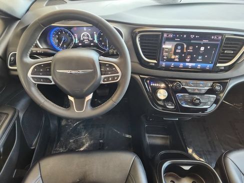 Used 2025 Chrysler Pacifica Select FWD image 28