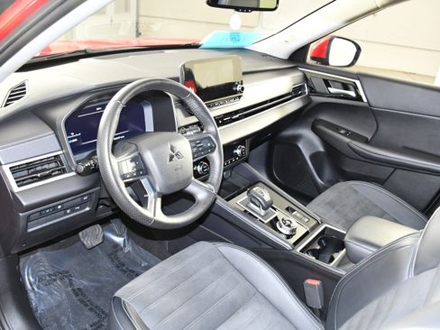 Used 2025 Mitsubishi Outlander SE AWD/4WD image 2