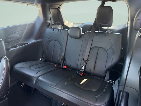 Used 2021 Chrysler Pacifica Touring-L w/ Uconnect Theater Family Group FWD image 13