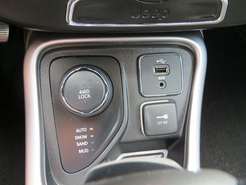 Used 2018 Jeep Compass Latitude AWD/4WD image 17
