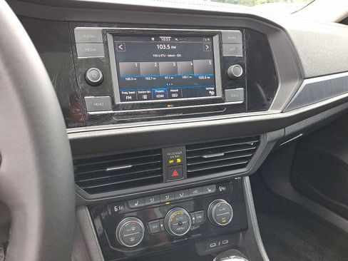 Used 2023 Volkswagen Jetta SE w/ Panoramic Sunroof Package FWD image 20