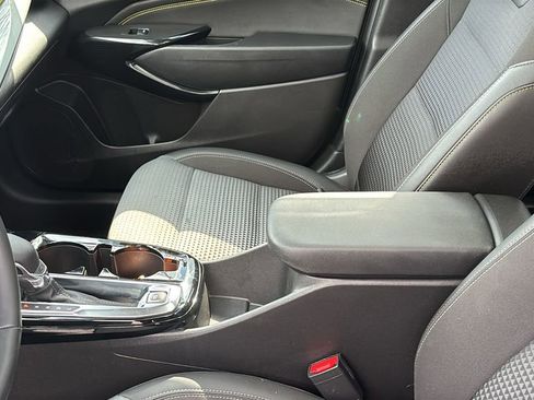 Used 2025 Chevrolet Trax LT w/ Sunroof Package image 24