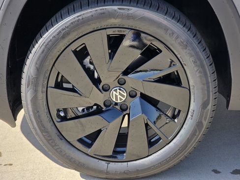 New 2026 Volkswagen Atlas SE FWD image 9
