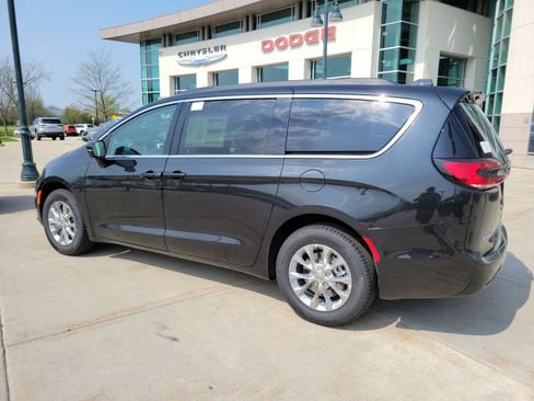New 2022 Chrysler Pacifica Touring-L w/ Uconnect Theater Family Group image 11