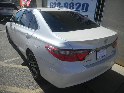 Used 2016 Toyota Camry SE image 4