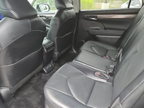 Used 2023 Toyota Highlander Limited FWD image 11