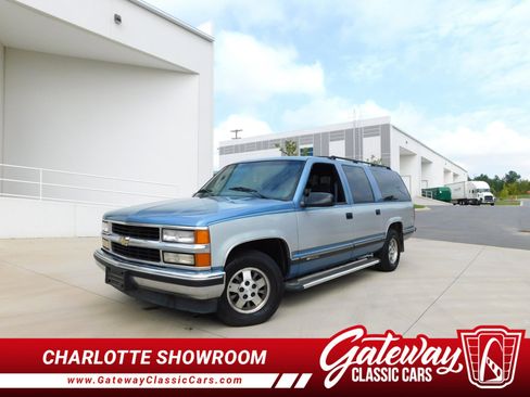 Used 1995 Chevrolet Suburban image 1