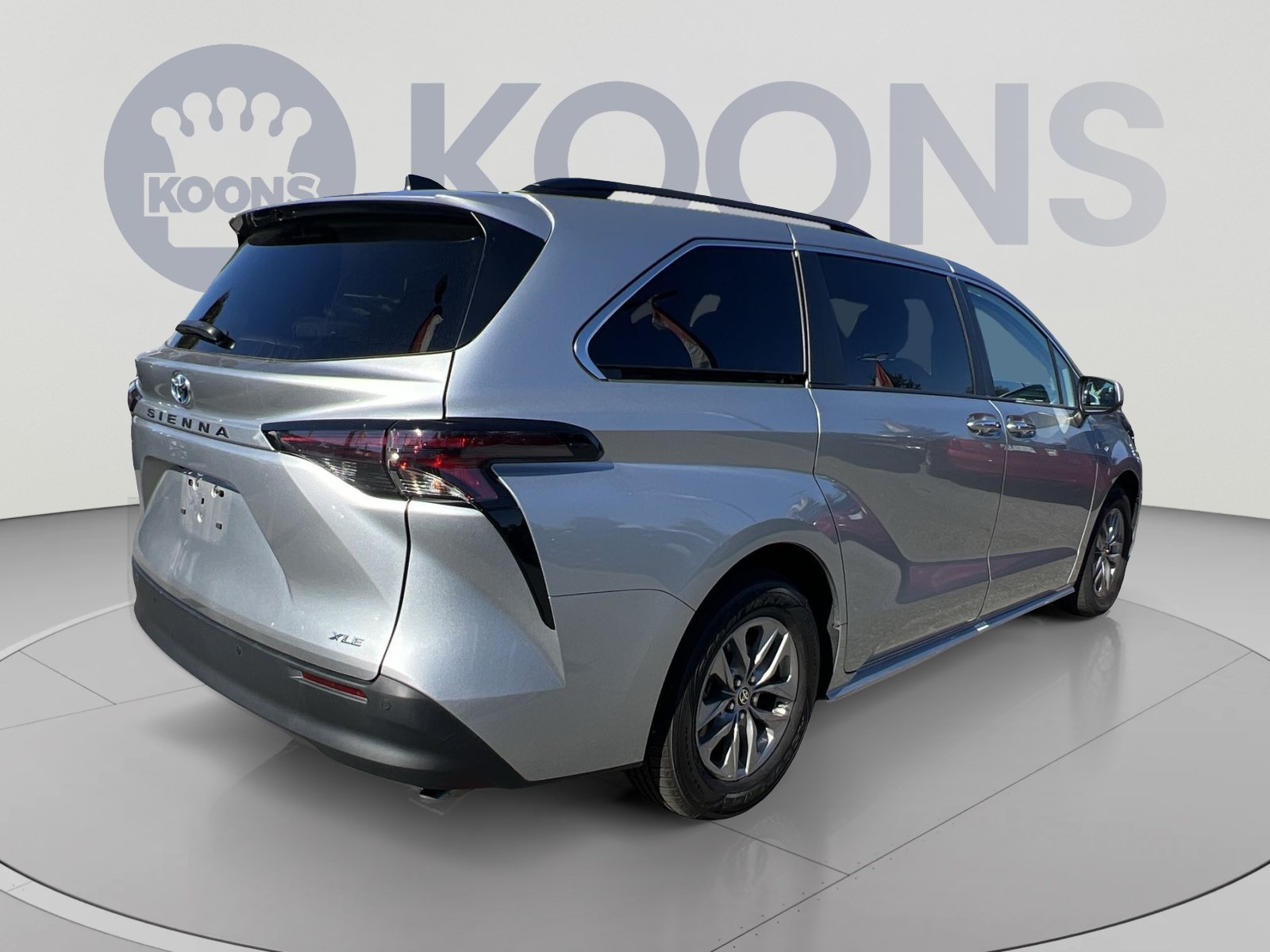 Used 2025 Toyota Sienna XLE FWD image 11