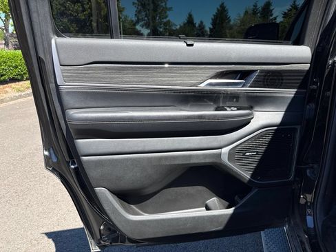 Used 2022 Jeep Wagoneer Series III w/ Rear Seat Entertainment Group AWD/4WD image 22