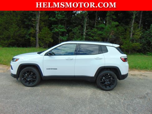 Certified 2025 Jeep Compass Latitude w/ Convenience Group AWD/4WD image 3
