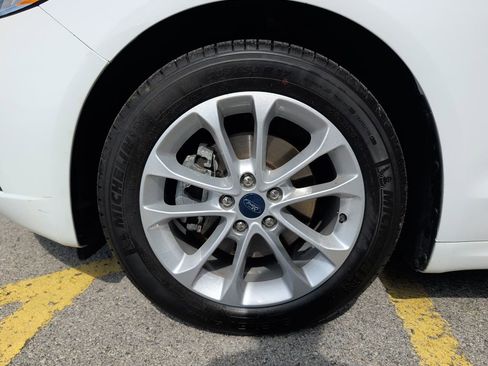 Used 2020 Ford Fusion SE image 4