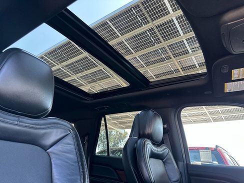 Certified 2019 Lincoln Navigator L Reserve image 18