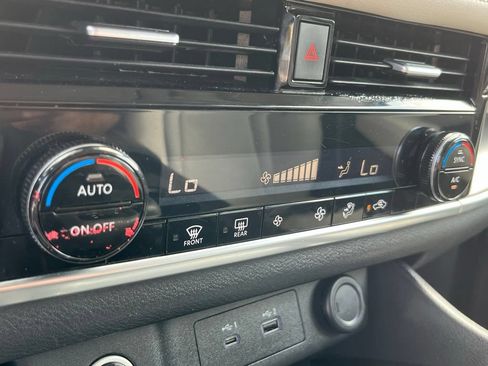 Used 2022 Nissan Rogue SV AWD/4WD image 16