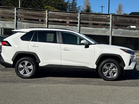 Used 2022 Toyota RAV4 XLE image 3