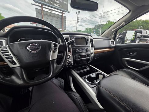 Used 2019 Nissan Titan SL w/ Off-Road Package AWD/4WD image 12