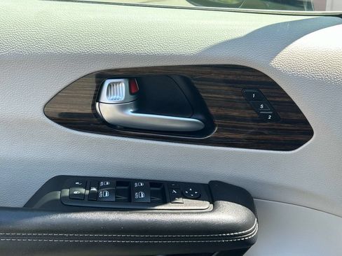 Used 2023 Chrysler Pacifica Limited FWD image 22
