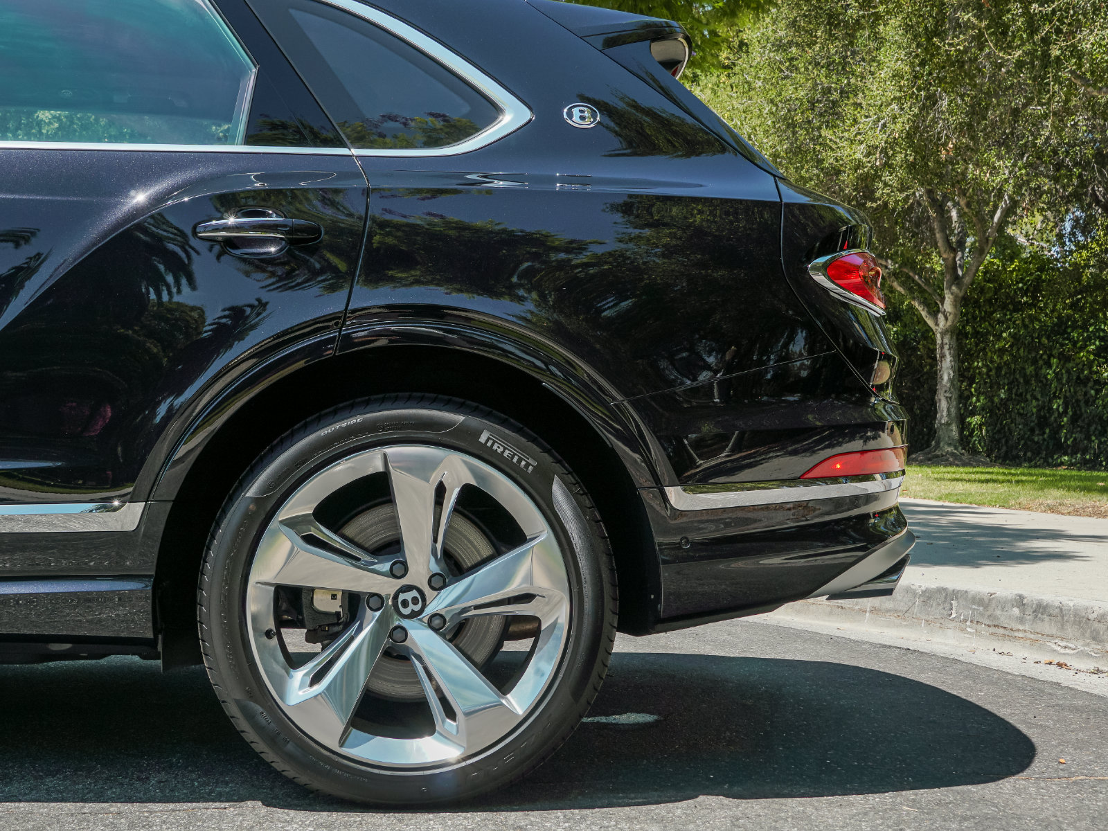 Used 2025 Bentley Bentayga Extended Wheelbase AWD/4WD image 4
