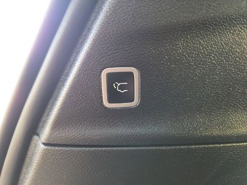 Certified 2025 Chrysler Pacifica Limited image 9