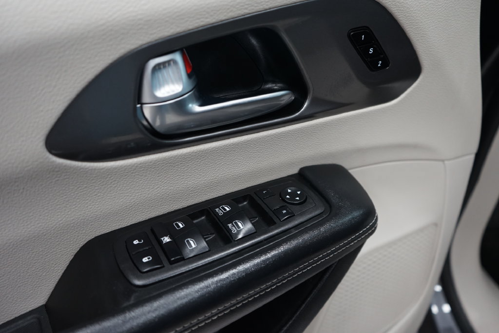 Used 2023 Chrysler Pacifica Touring-L AWD/4WD image 25
