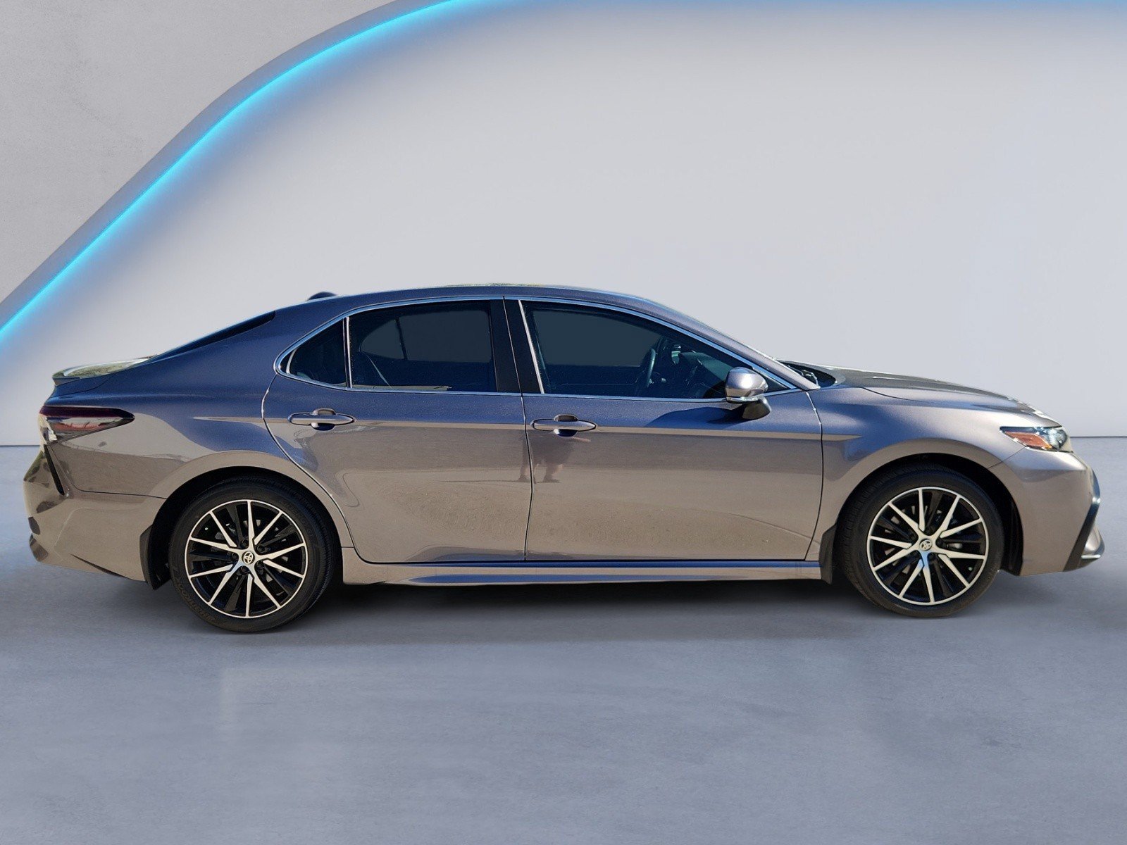 Used 2024 Toyota Camry SE w/ Cold Weather Package FWD image 3