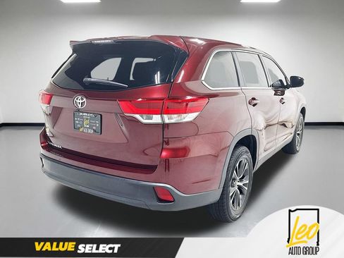 Used 2019 Toyota Highlander LE FWD image 7