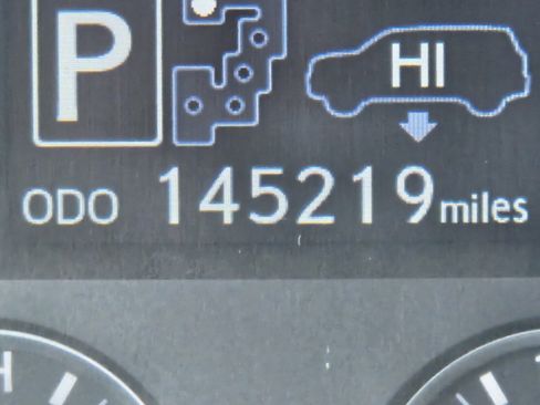 Used 2013 Lexus LX 570 4WD w/ Luxury Pkg image 25
