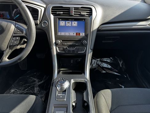 Used 2017 Ford Fusion SE w/ Fusion SE Technology Package image 2