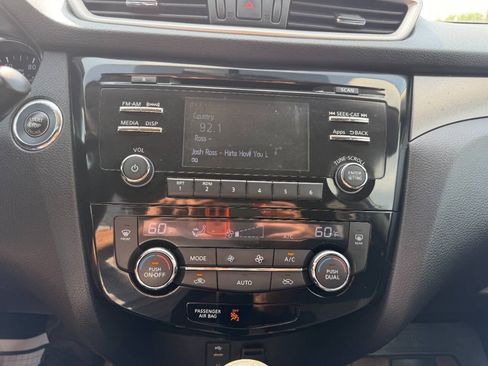 Used 2016 Nissan Rogue SV w/ SV Family Package AWD/4WD image 23