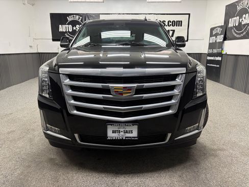 Used 2019 Cadillac Escalade Luxury AWD/4WD image 5