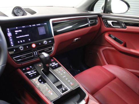 Certified 2025 Porsche Macan image 26