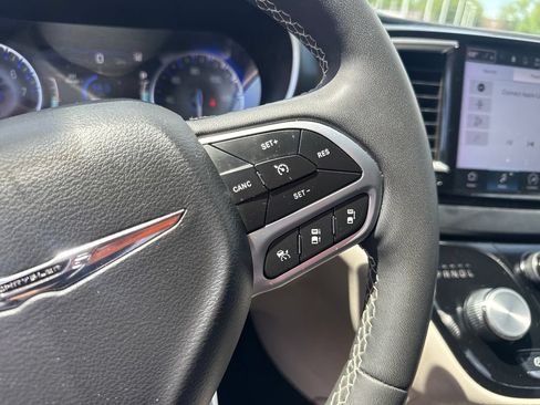 Used 2023 Chrysler Pacifica Touring-L FWD image 33