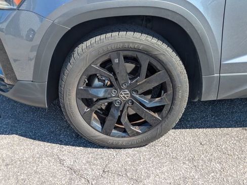 Used 2023 Volkswagen Taos SE w/ Panoramic Sunroof Package image 12