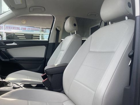 Used 2020 Volkswagen Tiguan SE image 17